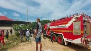 satu-unit-mobil-pemadam-kebakaran-diturunkan-untuk-segera-memadamkan-api-di-Kolaka.jpg