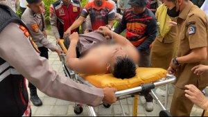 sekuriti-The-Park-Kendari-dibawa-ke-puskesmas-akibat-sesak-napas-setelah-bantu-padamkan-api.jpg