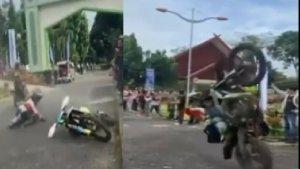 seorang-pembalap-motor-trail-yang-mempertontonkan-dirinya-standing-atau-angkat-ban.jpg