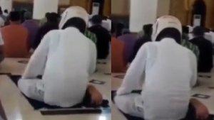 seorang-pria-shalat-di-dalam-masjid-sambil-mengenakan-helm.jpg