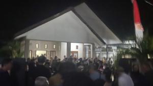 suasana-duka-menyelimuti-rumah-Rektor-Universitas-Halu-Oleo.jpg