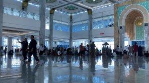suasana-jelang-salat-Jumat-di-Masjid-Al-Alam-Kendari.jpg