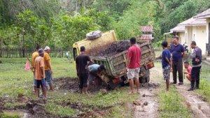 truk-pengangkut-pasir-sampai-mengalami-ban-tertancap-di-Kelurahan-Waliabuku.jpg