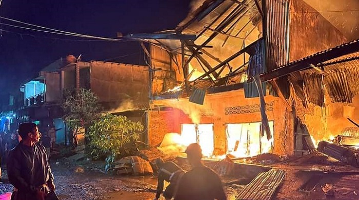 18-Rumah-di-Pomalaa-Kolaka-Sultra-Ludes-Terbakar-2-Warga-Alami-Luka-Bakar-Penyebab-Kebakaran.jpg