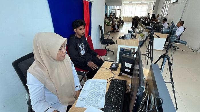 252352-Warga-Kendari-Sudah-Miliki-KTP-Elektronik-Disdukcapil-Layani-hingga-5-Ribu-Orang-per-Bulan.jpg