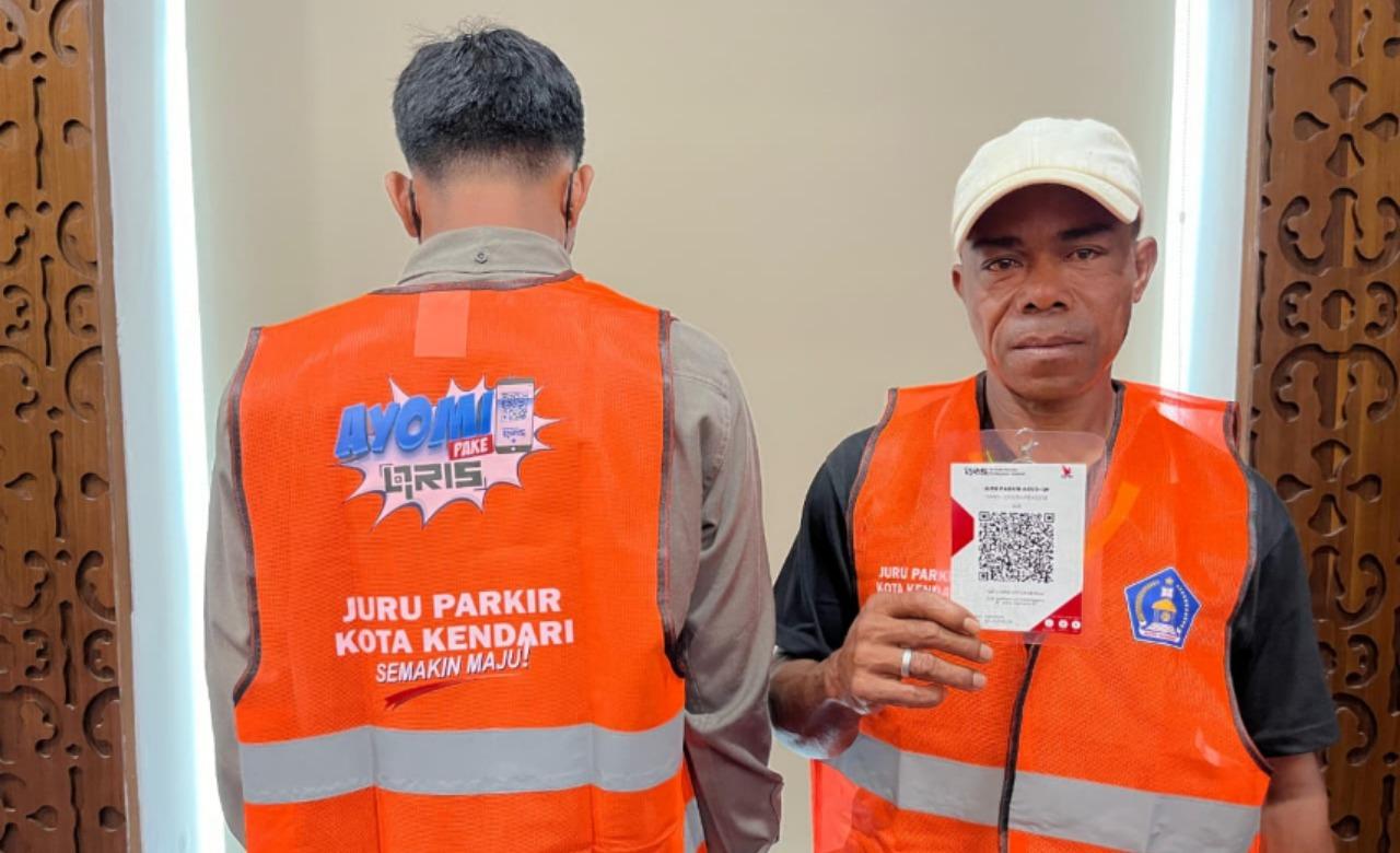 400-Juru-Parkir-di-Kendari-Diberi-Rompi-dan-Papan-QRIS-Warga-Bisa-Bayar-Non-Tunai-Cegah-Pungli.jpg