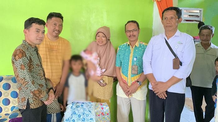ASDP Baubau Sulawesi Tenggara Sambangi Ibu dan Bayi yang Lahir di KMP Tenggiri, Berikan Hadiah