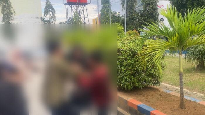 Adu-Jotos-Pegawai-vs-Massa-Aksi-di-Kantor-Dinas-ESDM-Sulawesi-Tenggara-Seorang-Demonstran-Terluka.jpg