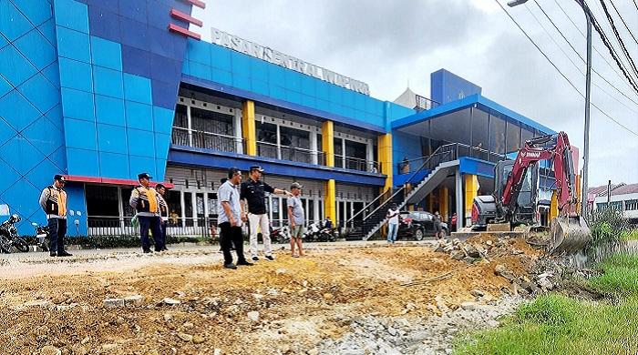 Akses-Jalan-Depan-Pasar-Sentral-Wua-wua-Kendari-Sultra-Diratakan-Upaya-Dongkrak-Aktivitas-Jual-Beli.jpg