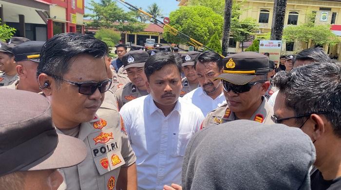 Aksi-Demo-di-Polresta-Kendari-Kapolresta-Kombes-Edwin-hingga-Kasatreskrim-Panas-panasan-Temui-Massa.jpg