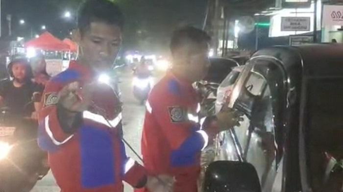 Aksi Heroik Damkar Kendari Selamatkan Anak Terjebak Dalam Mobil Terkunci di Jalan Inner Ring Road