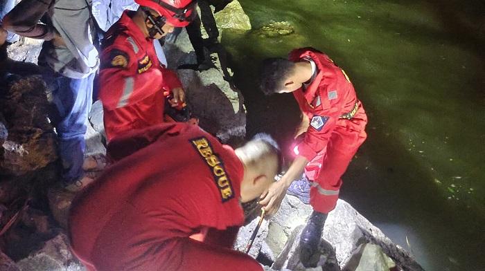 Aksi Heroik Petugas Damkar Cari Handphone Warga yang Jatuh di Teluk Kendari Sulawesi Tenggara