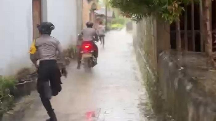 Aksi Polisi Hujan-hujanan Kejar Siswa SMA dan SMK Kendari Konvoi Bawa Celurit hingga ke Lorong Kecil