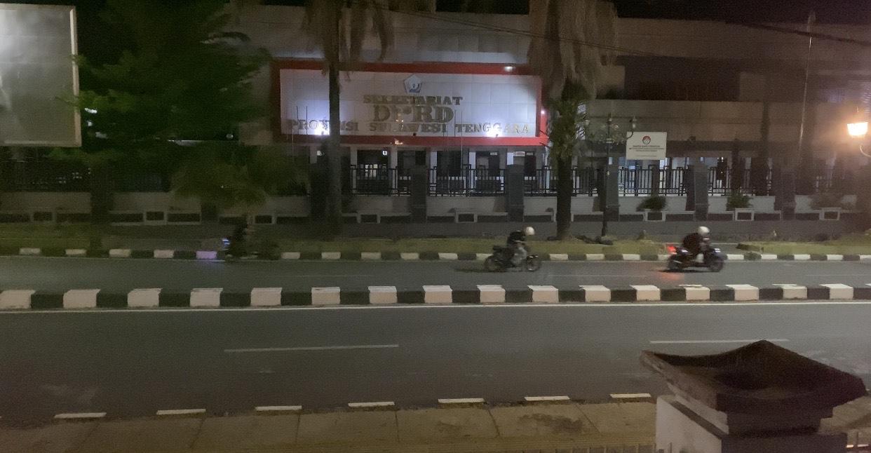 Aksi-balapan-liar-di-depan-Kantor-DPRD-Sulawesi-Tenggara-Kota-Kendari-resahkan-warga.jpg
