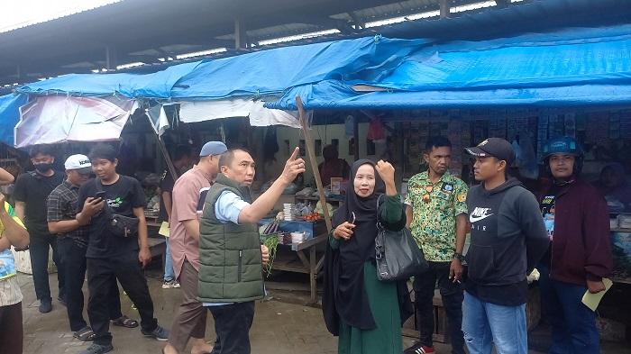 Andi-Sulolipu-Blusukan-ke-Pasar-Wayong-Kendari-Pedagang-Keluhkan-Kondisi-Bangunan-dan-Sepi-Pembeli.jpg