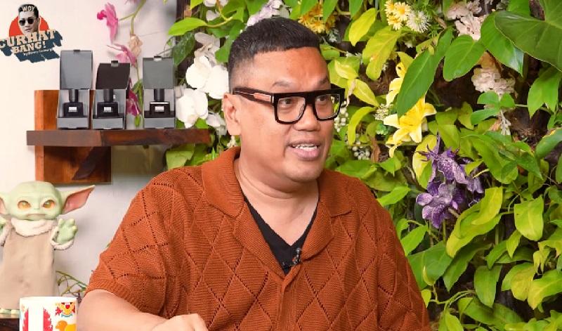 Anggota-DPR-RI-nonaktif-Uya-Kuya-saat-menjadi-narasumber-di-podcast.jpg