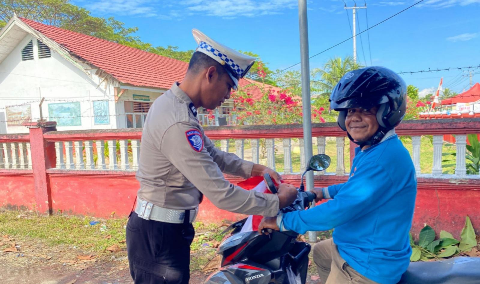 Anggota-Lantas-Polres-Buton-Tengah-pasang-bendera-merah-putih-di-motor-warga-sambut-HUT-ke-80-RI.jpg