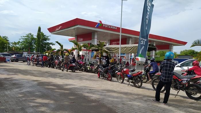 Antrean Panjang Pengisian BBM Terjadi Setiap Hari di SPBU Martandu Anduonohu Kendari