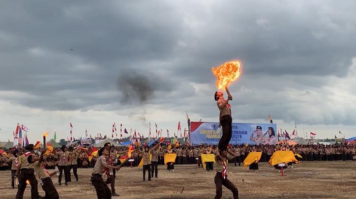 Atraksi Api Gugus Depan Laelangi SMAN 1 Baubau Pukau Penonton Saat Pembukaan Perkemahan Pramuka