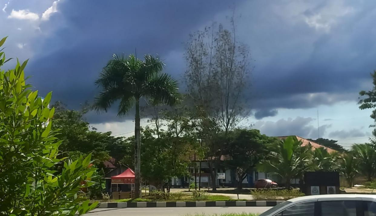Awan-mendung-di-Kota-Kendari-Provinsi-Sulawesi-Tenggara-Sultra-belum-lama-ini.jpg