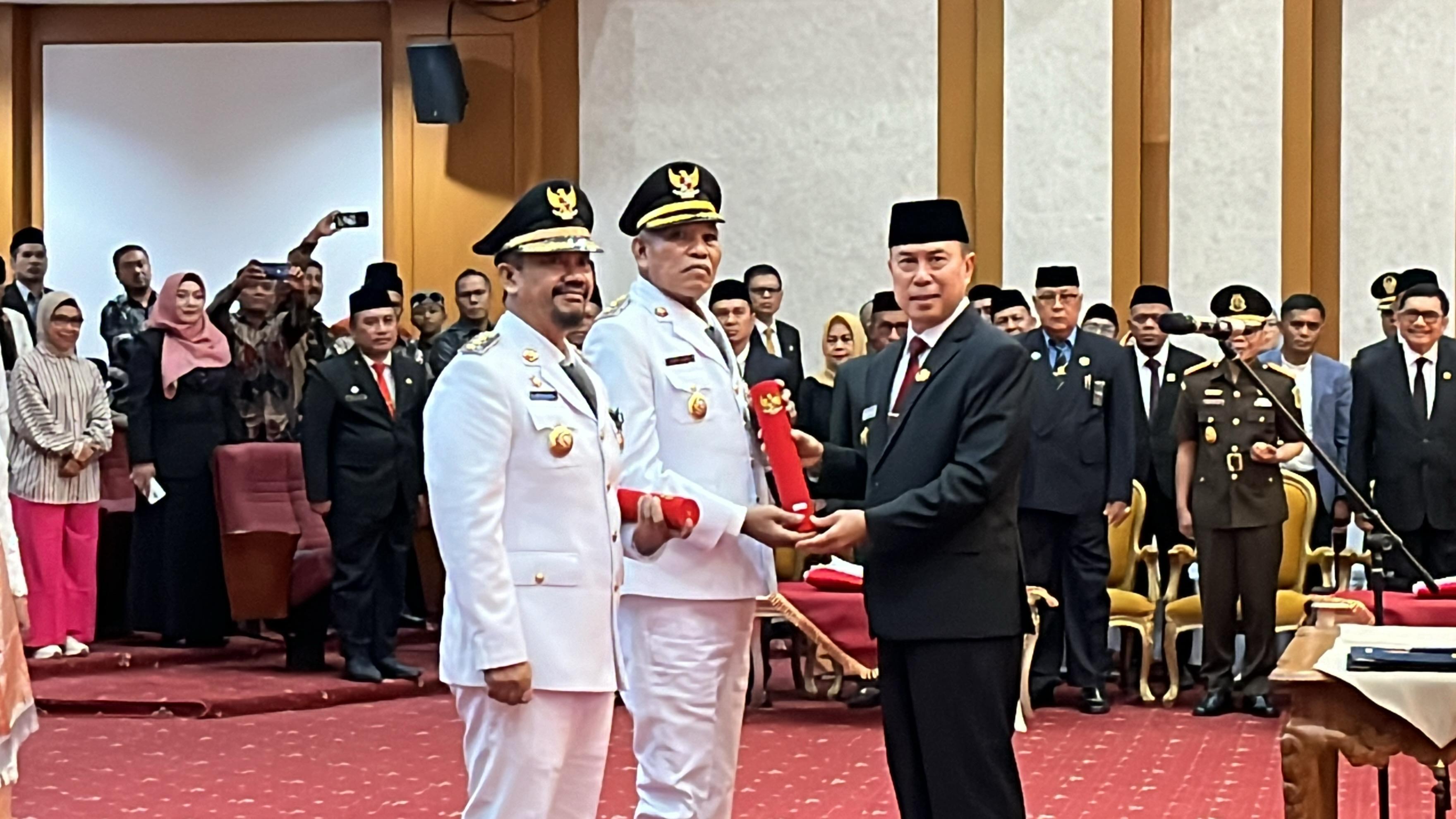 BREAKING NEWS Azhari-Adam Resmi Jabat Bupati dan Wabup Buton Tengah, Dilantik Gubernur Sultra ASR