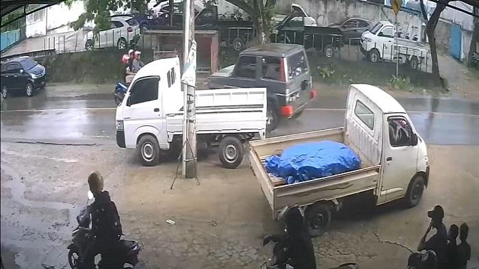 BREAKING-NEWS-Suzuki-Jimny-Tabrak-Dua-Motor-di-Punggolaka-Kendari-Sultra-Diduga-Hilang-Kendali.jpg