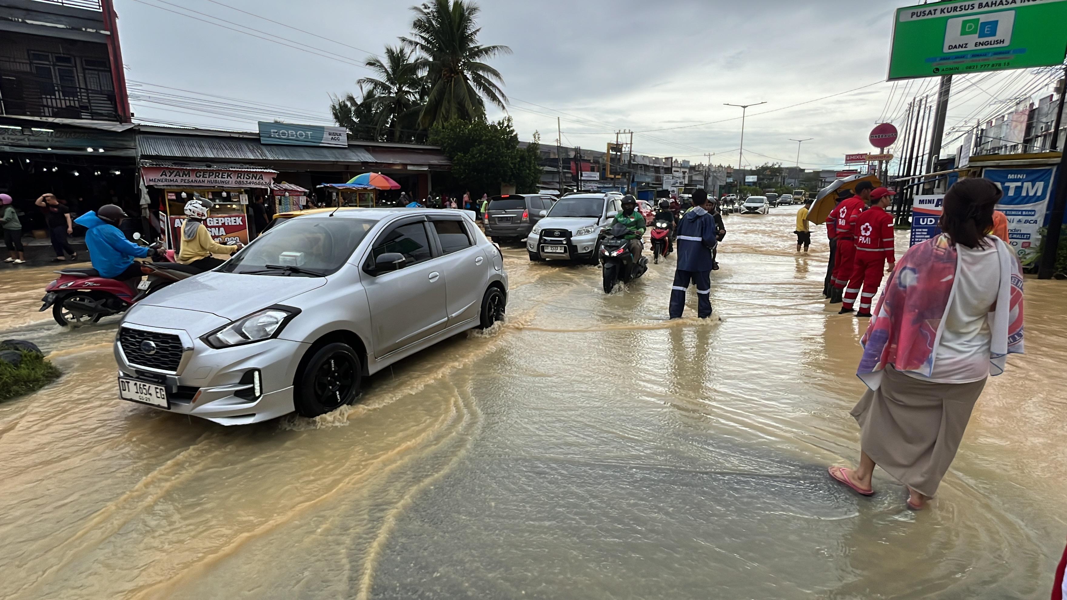 Banjir Kendari Sulawesi Tenggara: Pengendara Motor Mogok Lintasi Jalan Jenderal AH Nasution Kambu