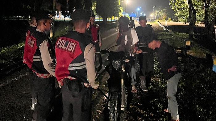 Belasan-Botol-Miras-Dimusnahkan-Polisi-Saat-Patroli-di-Bendung-Wawotobi-Konawe-Sulawesi-Tenggara.jpg
