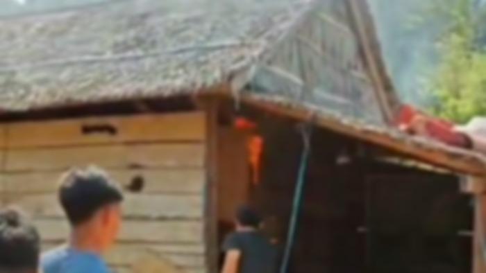 Beredar Video Rumah Penggorok Leher Bocah Perempuan di Kolaka Timur Sulawesi Tenggara Dibakar