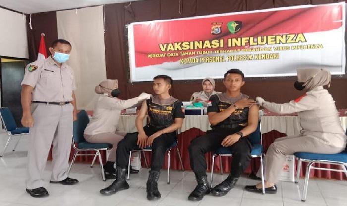 Bidang-Dokter-dan-Kesehatan-Rumah-Sakit-Bhayangkara-Kendari-lakukan-vaksinasi-influenza.jpg