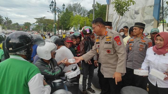 Binmas-Polda-Sulawesi-Tenggara-dan-ABUJAPI-Sultra-Berbagi-1000-Takjil-Buka-Puasa-di-Kendari.jpg