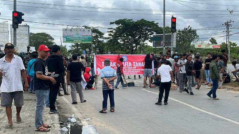 Blokade-jalan-di-sekitar-Tapak-Kuda-Kendari-Sulawesi-Tenggara-buntut-sengketa-lahan.jpg