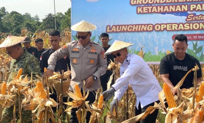 Brigjen-Pol-Dr-Gidion-Arif-bersama-Gubernur-Sultra-Andi-Sumangerukka-panen-jagung.jpg