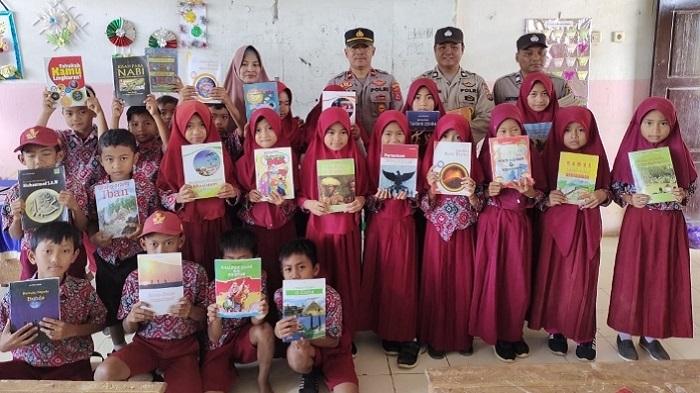 Buku-Bacaan-Gratis-Dibagikan-Polisi-kepada-Murid-SDN-04-Baito-Konawe-Selatan-Sulawesi-Tenggara.jpg