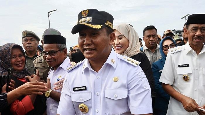 Bupati-Darwin-Akan-Cek-Bangunan-SD-SMP-di-Muna-Barat-Usai-Murid-SD-Tertimpa-Papan-Nama-Sekolah-Beton.jpg