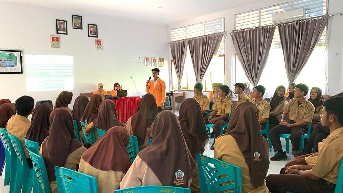 Cara-Melawan-Hoaks-dan-Ujaran-Kebencian-Dibagikan-Mahasiswa-Ilmu-Komunikasi-UHO-di-SMAN-3-Kendari.jpg