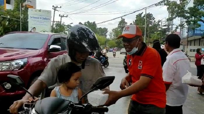 DPD PKS Kota Kendari Sulawesi Tenggara Berbagi 1000 Takjil Buka Puasa ke Pengendara dan Warga