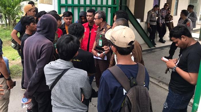 Demo-Organisasi-Pemuda-di-Kejati-Sultra-Sampaikan-Keprihatinan-Imbas-Penahanan-12-Mahasiswa-Palopo.jpg