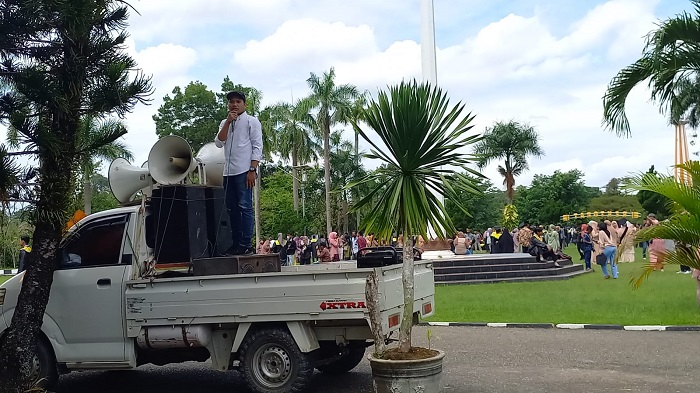 Demo-Tuntut-Usut-Kasus-Pelecehan-Seksual-Prof-B-terhadap-Mahasiswi-Warnai-Momen-Wisuda-UHO-Kendari.jpg
