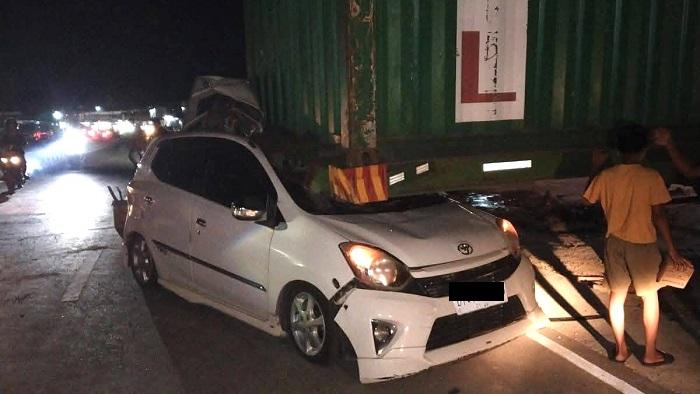 Detik-detik-Menegangkan-Mobil-Agya-Berpenumpang-Pasutri-Masuk-Kolong-Truk-Kontainer-di-Kendari.jpg