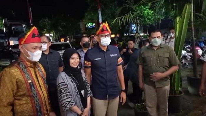 Detik-detik-Menparekraf-Sandiaga-Uno-Tiba-di-Cafe-X-Bro-Kendari-Disambut-Wali-Kota-Sulkarnain-Kadir.jpg
