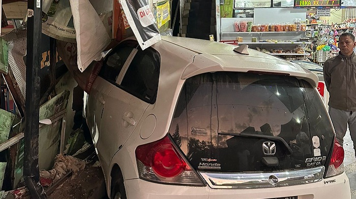 Detik-detik-Mobil-Honda-Brio-Seruduk-Konter-di-Jalan-Supu-Yusuf-Kendari-Terekam-CCTV-Warga-Sekitar.jpg