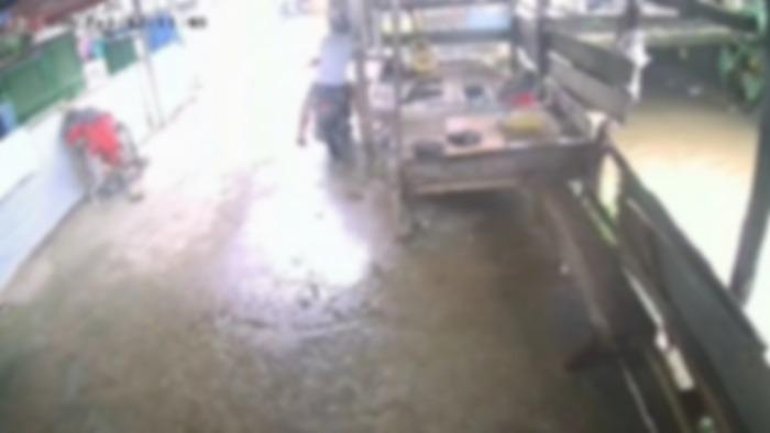 Detik-detik-Pria-Ambil-Helm-Terekam-CCTV-di-Mandonga-Kendari-Sempat-Ajak-Cerita-Pemilik-Rumah.jpg