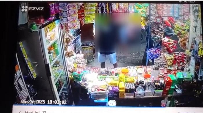 Detik-detik-Pria-Ancam-Penjaga-Warung-Pakai-Senjata-Tajam-Terekam-CCTV-di-Baubau-Kini-Dicari-Polisi.jpg