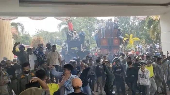 Detik-detik-Ricuh-Demo-Pemilik-Sound-System-di-Kantor-Wali-Kota-Baubau-Buntut-Larangan-Acara-Joget.jpg