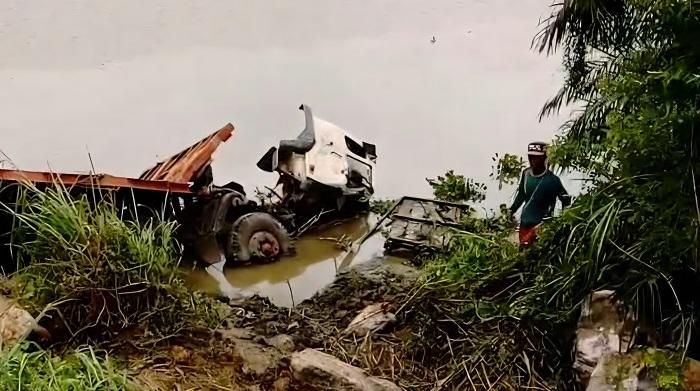 Detik-detik Truk Tronton Muat Ekskavator Terjun ke Sungai Konawe Sulawesi Tenggara Gegara Rem Blong
