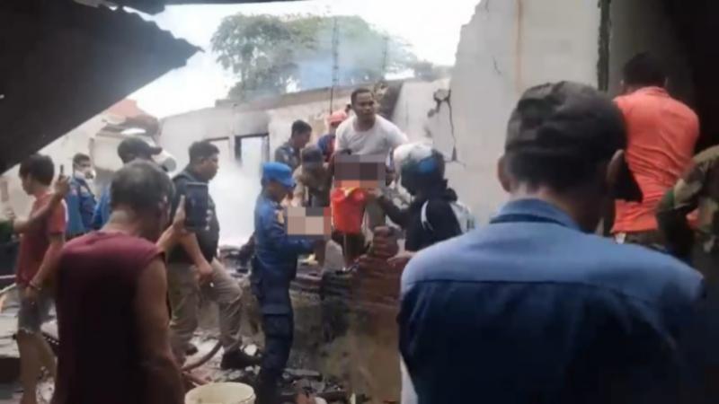 ‘La Ilaha Illallah’ Detik-detik Evakuasi 2 Balita Tewas Terpanggang dalam Kebakaran Rumah di Kendari
