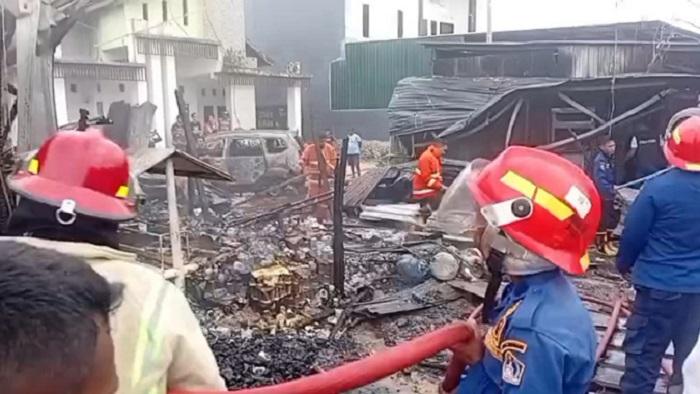 Diduga-Lalai-saat-Isi-BBM-3-Kios-dan-1-Mobil-di-Poasia-Kendari-Sulawesi-Tenggara-Ludes-Terbakar.jpg