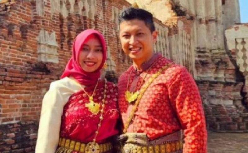 Diplomat-muda-Kementerian-Luar-Negeri-Kemlu-RI-Arya-Daru-Pangayunan-dan-istrinuya.jpg
