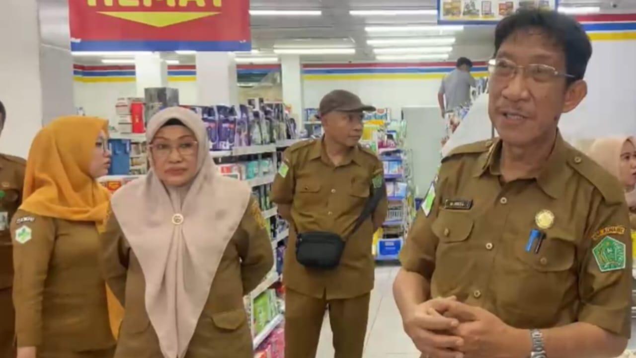 Disperindag-dan-Dinas-Kesehatan-Konawe-sidak-minimarket-di-Unaaha-imbas-viral-ayam-goreng-berulat.jpg